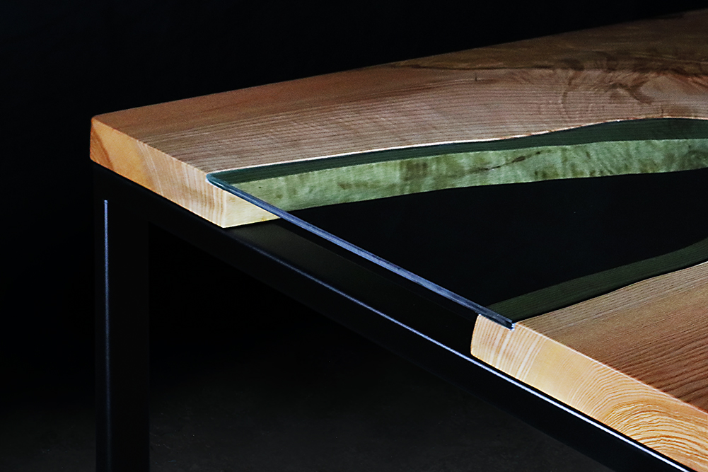 <b>Matsalsbord no.4 (SÅLT)</b><br />Skiva i massiv ask med lokalt ursprung och härdat grönt glas. Underrede i svartlackerat stål.<br />L: 190 CM<br />B: 75 CM<br />H: 90 CM<br />(Går även att beställa i standardhöjd, 74 cm.)